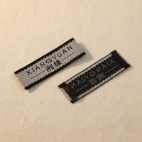 Étiquettes de col en polyester écologique tissées, étiquettes en tissu personnalisées, logo brodé, impression numérique, pliage central pour l'image de marque des vêtements