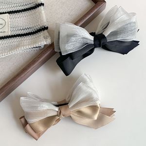 กิ๊บติดผมรูปกล้วยสไตล์เกาหลีแบบขายส่ง ดีไซน์โบว์แฟชั่น สีดำและสีขาว กันลื่น ของตกแต่งผมส่วนตัวสำหรับผู้หญิง - Product Image 2