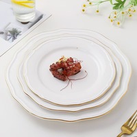 Assiette en céramique incurvée de qualité supérieure avec bord doré pour la maison, le café, le thé de l'après-midi, les collations, les desserts, les services quotidiens et la décoration décontractée de la table