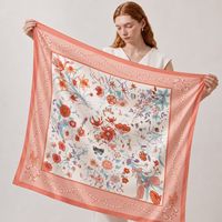 Écharpe de cou rose à bordure, accessoire de luxe en soie, châle à imprimé botanique, bandana à motif papillon, foulard doux en soie pêche