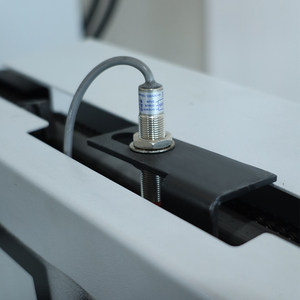 เครื่องป้อนเหล็กแท่งอัตโนมัติความเร็วสูง ยาว 2500 มม. สำหรับเครื่องกลึง CNC เส้นผ่านศูนย์กลาง 3-42 มม. เครื่องป้อนเหล็กแท่งระบบไฮดรอลิก - Product Image 5