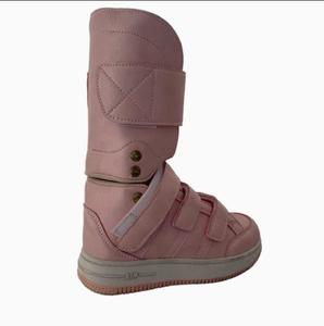 Chaussure orthopédique montante pour enfants avec fermeture pour mollets larges, zone de pied recouverte et <span class=keywords><strong>semelle</strong></span> extérieure texturée - Product Image 1