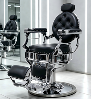 Fauteuil de barbier noir capitonné, base chromée polie, fauteuil de coiffure pivotant inclinable avec repose-pieds.