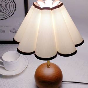 Lampe de table vintage de style scandinave, lumière blanc chaud à intensité variable, design floral simple, corps en résine élégant et rétro pour chambre à coucher - Product Image 4