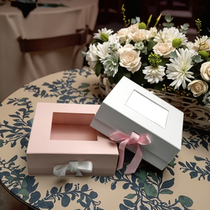 Caja de Regalo de Cartón Rígido de Lujo con Logotipo Personalizado, Recubrimiento UV, Grabado en Relieve, Cierre Magnético, Forro de Esponja, Cinta, Laminación Brillante para Ropa - Product Image 1