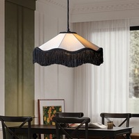 Lustre LED victorien, luminaire suspendu, abat-jour blanc, bordure noire, franges festonnées, style vintage, salle à manger, salon, lampe suspendue