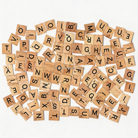 100 pièces de tuiles de lettres Scrabble en bois naturel, blocs d'alphabet en bois numérotés pour l'artisanat DIY, la décoration intérieure, l'art mural et le remplacement de pièces de jeu