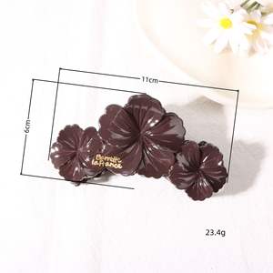 Pince à cheveux élégante en plastique brillant à trois fleurs de 11 cm pour femme, vente en gros - Product Image 2