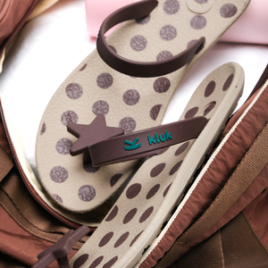 Chanclas de tiras amarillas radiantes con plantilla contorneada para playa y uso al aire libre - Product Image 5