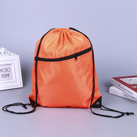 Sac à dos léger en polyester avec cordon de serrage et poche avant zippée, personnalisable avec logo, idéal pour le sport, la gym, les événements et les voyages