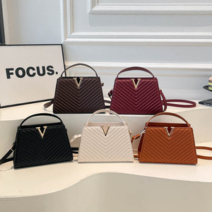 Bolso de Mano Grande Acolchado de PU Texturizado de Alta Gama para Mujer, Nuevo Diseño Exclusivo 2026, Bolso Tote Versátil para el Día a Día, con Correa de Hombro Única y Cierre Magnético - Product Image 1