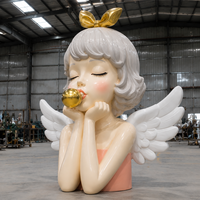 Sculpture d'ange en fibre de verre personnalisée avec boule dorée pour la décoration de centres commerciaux, d'hôtels et de parcs à thème