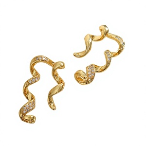 Pendientes Geométricos de Zirconia Chapados en Oro para Mujer, Joyería Brillante Curvada de Acero Inoxidable para Fiesta - Product Image 3