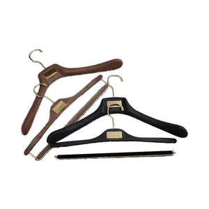 Cintres <span class=keywords><strong>de</strong></span> magasin <span class=keywords><strong>de</strong></span> vêtements avec logo personnalisé en bois massif Costumes sur mesure à un niveau pour <span class=keywords><strong>la</strong></span> couture MTM pour garde-robe ou salle <span class=keywords><strong>de</strong></span> bain - Product Image 2