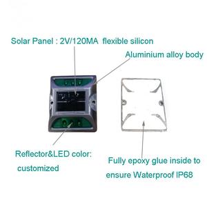 A due vie a energia solare a 6 LED lampeggianti occhi di gatto impermeabile IP68 semaforo strada con perno carrabile - Product Image 2