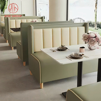 Ensemble de mobilier de restaurant commercial, cadre beige, canapé en cuir vert, banquette avec table carrée en marbre et pieds en métal pour café