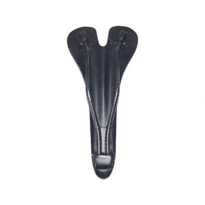 Selle de vélo ergonomique en feutre carbone 3K, épaisseur 5 mm, design creux respirant, légère pour vélos de route, VTT et course - Product Image 3