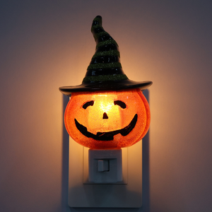 หมวกแม่มดลายทางฮาโลวีนพร้อมไฟ LED รูปฟักทอง เสียบปลั๊กได้ ใช้เป็นไฟกลางคืน หมุนได้ 360 องศา แสงนุ่มนวล อบอุ่น ตกแต่งบ้าน ของขวัญ ขายส่ง - Product Image 5