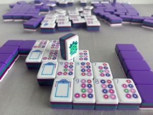 Offre Spéciale Jeu de 160 tuiles de mahjong américaines rouges gravées, en acrylique, à 4 couches, pliable et automatique; cadeau de soirée jeux en famille ou de vacances - Product Image 4