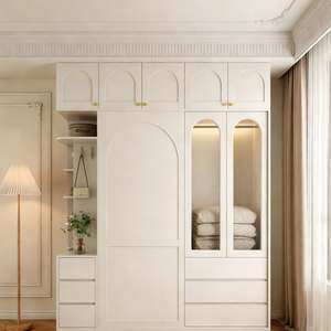Armario de Dormitorio Empotrado de Fábrica, Panel Blanco y Puerta de Vidrio Arqueada, Mueble de Almacenamiento de Madera con Herrajes de Latón - Product Image 1