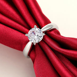 Anillo de Compromiso Q996 para Mujer con Diamante Sintético de Corte Brillante Redondo Clásico de 1 Quilate Cultivado en Laboratorio con Banda de Plata - Product Image 2