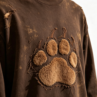 Sweat-shirt rustique vieilli avec appliqué chenille patte d'animal, détails multi-déchirés, coupe ample et carrée, style streetwear rétro