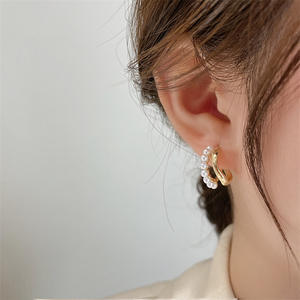 Vente en gros de boucles d'oreilles plaquées or avec aiguille en argent 925 de forme ronde au design simple - Product Image 1