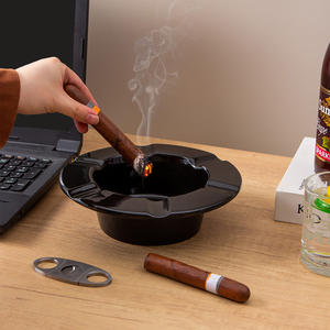 Cenicero Redondo de Cerámica Creativo de Alta Gama, Color Negro, con Caja de Regalo, para Uso en el Hogar u Oficina - Product Image 1