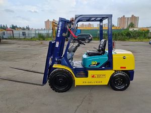 מלגזה משומשת של קומטסו יפן, 3 טון, דיזל, דגם FD30, למכירה במגרש שנגחאי. - Product Image 2