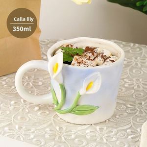 Tasse en céramique 3D peinte à la main avec des lys de la vallée et des tulipes, fleurs créatives en relief irrégulières façonnées à la main - Product Image 6