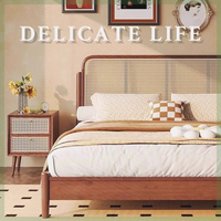 Lit double en bois massif de style vintage français avec tête de lit incurvée, parfait pour les chambres, les chambres d'hôtes, les hôtels et les villas