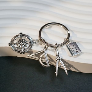 Portachiavi Souvenir Minimalista con Bussola e Righello in Lega di Zinco, Stampa Letterpress, 26 Lettere, per la Festa degli Insegnanti e lo <span class=keywords><strong>Studio</strong></span> degli Studenti - Product Image 3