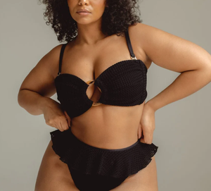 Maillots <span class=keywords><strong>de</strong></span> <span class=keywords><strong>bain</strong></span> OEM personnalisés, durables, noirs texturés, bandeau avec anneau, dos à nouer, <span class=keywords><strong>volant</strong></span>, taille haute, maillots <span class=keywords><strong>de</strong></span> <span class=keywords><strong>bain</strong></span> <span class=keywords><strong>de</strong></span> haute qualité - Product Image 3