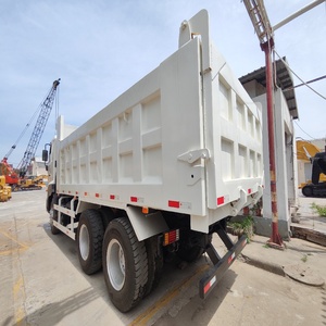 Camion à benne basculante HINO 700 6x4 en bon état, fabrication japonaise, Euro 4, boîte de vitesses manuelle à 10 rapports pour le transport - Product Image 3