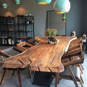 Tavolo da pranzo industriale in noce, forma naturale, cima, bordo vivo, grande legno rustico, ristorante, moda