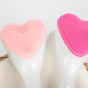 Heart Shaped Silicone Facial Cleansing Brush Waterproof Handheld Exfoliating <b>Massage</b> <b>Tool</b> - Product Image 3