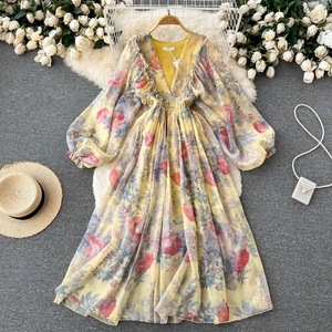 Au début du printemps nouvelle robe imprimée de fleurs avec des plis profonds à manches lanterne en V jupe mi-longue coupe-vent en coton anti-rides - Product Image 1