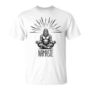 Camiseta con diseño de meditación y postura de yoga Namaste Bigfoot, ajuste unisex - Product Image 1