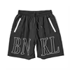 Shorts de sport décontractés en nylon extensible écologique avec logo personnalisé pour hommes, parfaits pour la gym, la plage et les activités sportives.