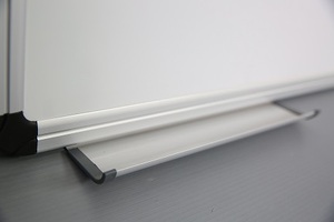Pizarra Blanca de Porcelana con 30 Años de Garantía, Gran Popularidad, Pizarra Magnética con Dos Colgadores Deslizantes para Montaje en Pared - Product Image 2