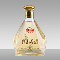 Vente en gros de bouteilles de liqueur de vin en verre plat de style vintage de 500ml 700ml 750ml avec bouchon couronne artisanat unique pour whisky vodka gin
