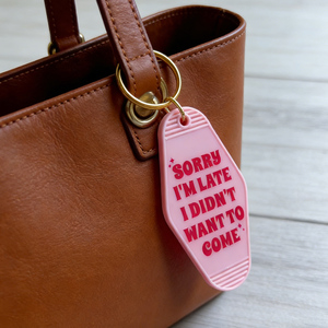 ใหม่สุดฮอตขออภัยฉันมาช้าฉันไม่อยากมาพวงกุญแจพลาสติกมีตัวอักษรขายส่งพวงกุญแจโรงแรมน่ารักส่วนบุคคลตามสั่ง - Product Image 1