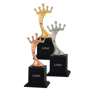 Trofeo metálico profesional diseñado para instituciones educativas, academias deportivas y organizaciones corporativas, corona metálica. - Product Image 1