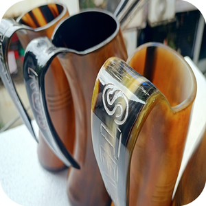Taza de cuerno para beber hecha a mano con elegancia de experiencia personalizada. Ideal para bebidas como ALE Mead u otras bebidas festivas - Product Image 1