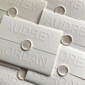 エレガントなカスタムエンボス加工白封筒名前付きロゴオフセットスクリーン印刷用紙素材とワックスシール - Product Image 1