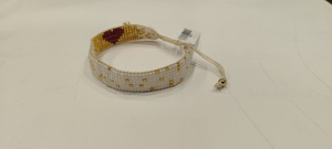 Bracelet artisanal Sstringz en perles Miyuki Delica blanches, dorées métalliques et bordeaux avec motif cœur, bijoux de mode ajustables - Product Image 3