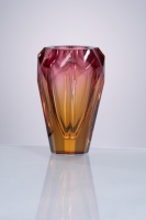 Vase en verre géométrique angulaire avec intérieur cannelé vertical, objet d'art en cristal lourd rose pour l'affichage moderne en bureau ou en salle d'exposition