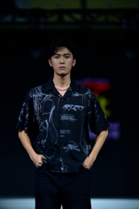 เสื้อเชิ้ตแขนสั้นพิมพ์ลายโอเวอร์ไซส์สำหรับผู้ชายสั่งทำพิเศษ สีดำ ผ้าฝ้าย สไตล์สตรีท ลายพิมพ์ด้านหน้า โลโก้ทอผ้า ระบายอากาศได้ดี ทรงพอดีตัว - Product Image 2