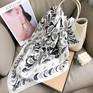 Pañuelo Cuadrado <span class=keywords><strong>de</strong></span> <span class=keywords><strong>Seda</strong></span> con Acabado Satinado, Diseño Geométrico a Cuadros, Elegante y Lujoso, para Verano, Personalizable, Ultra Suave y Liso - Product Image 3