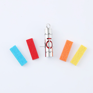 Flacon de parfum en acier inoxydable et pendentif pour huile essentielle à porter sur un collier |   Conception creuse avec insert en éponge colorée - Product Image 5